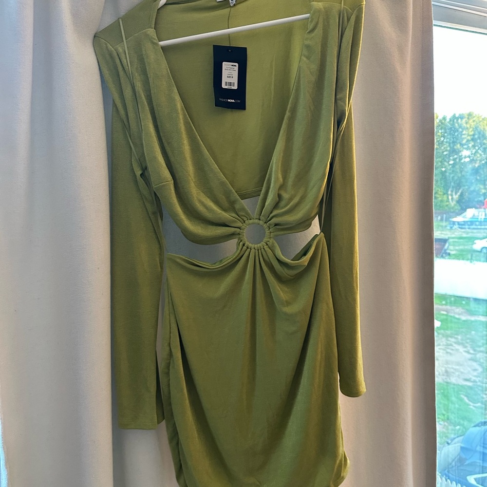 Elegant Green Long-Sleeve Dress